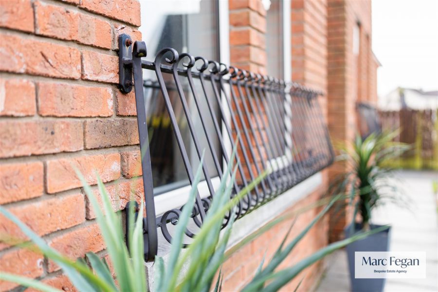 33 Silverwood Leaves