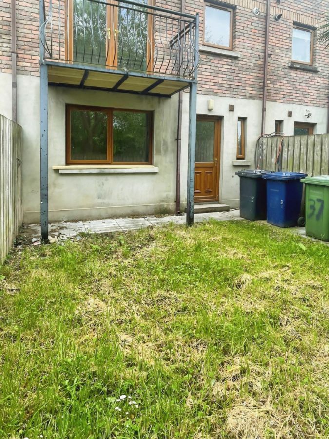 37 Silverwood Green