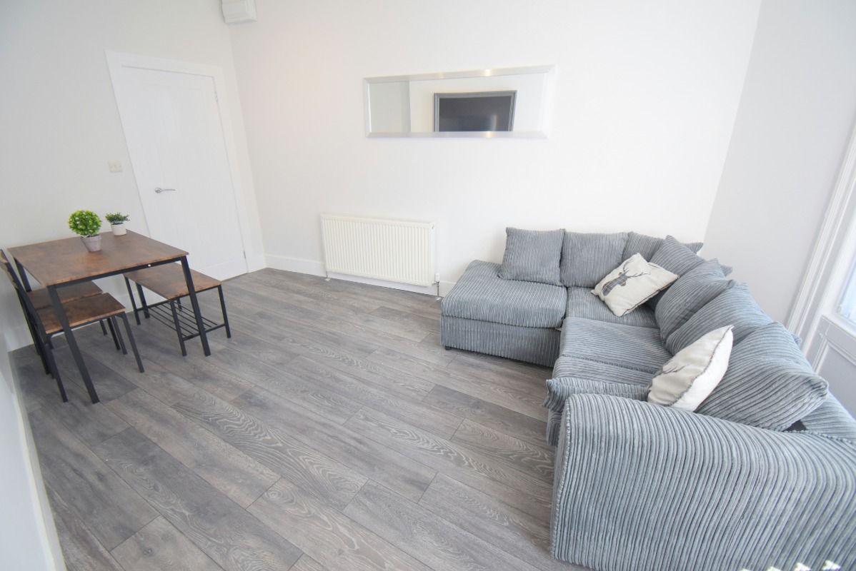 Flat 2, 38 Dufferin Avenue Flat 2, 38 Dufferin Avenue