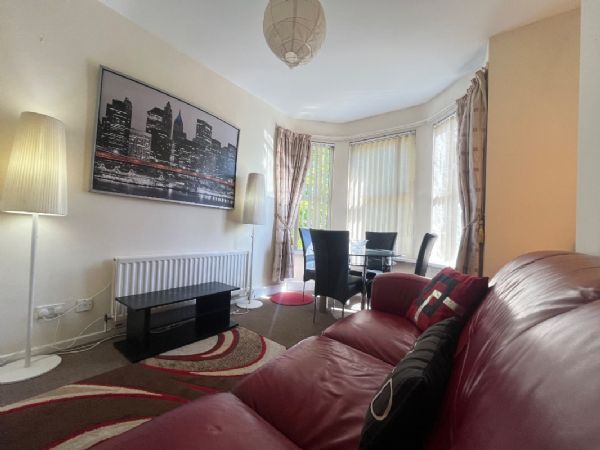 Apt 2, 100 University Avenue