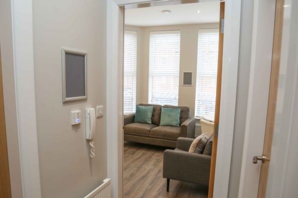 Apt 4, 61 Eglantine Avenue
