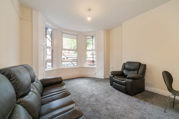 Apt 1, 112 Eglantine Avenue