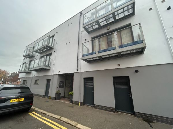 Apt 5, Ivy House, 1 Walnut Street
