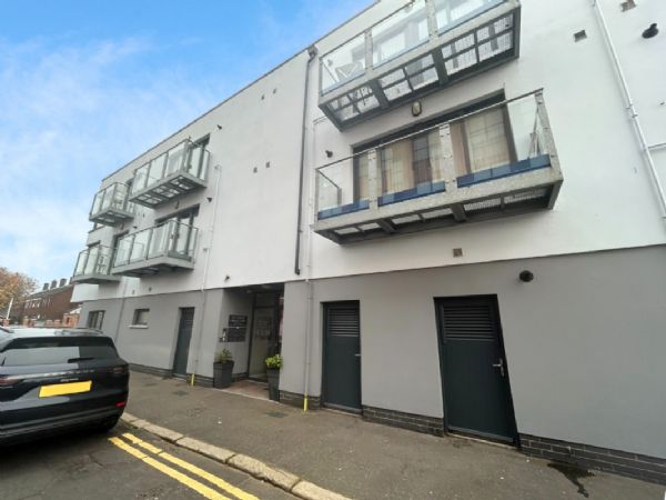 Apt 6, Ivy House, 1 Walnut Street