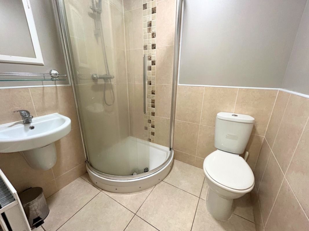 Apt 6, Ivy House, 1 Walnut Street