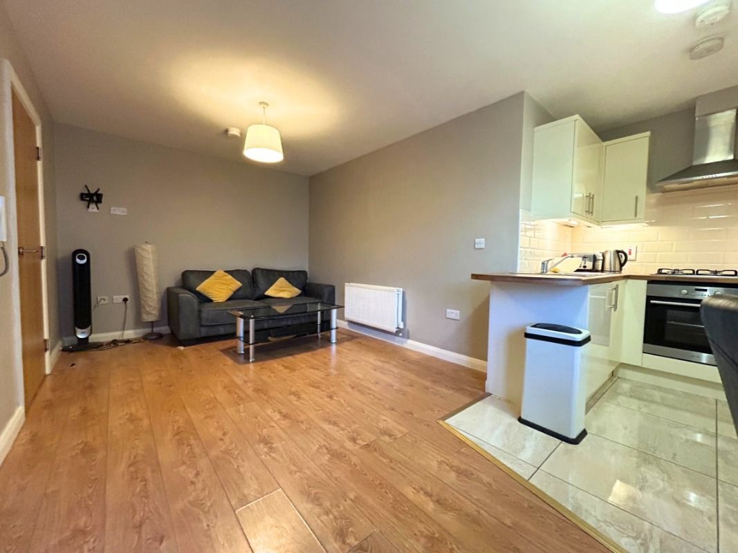 Apt 6, Ivy House, 1 Walnut Street