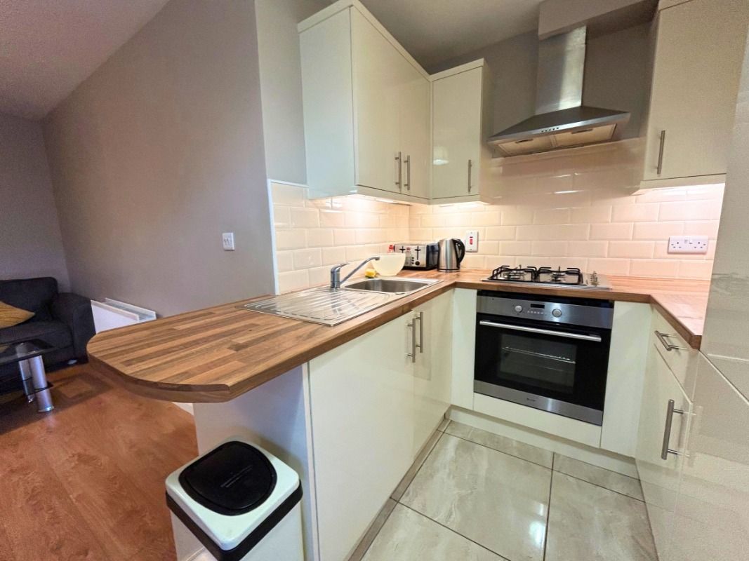 Apt 6, Ivy House, 1 Walnut Street