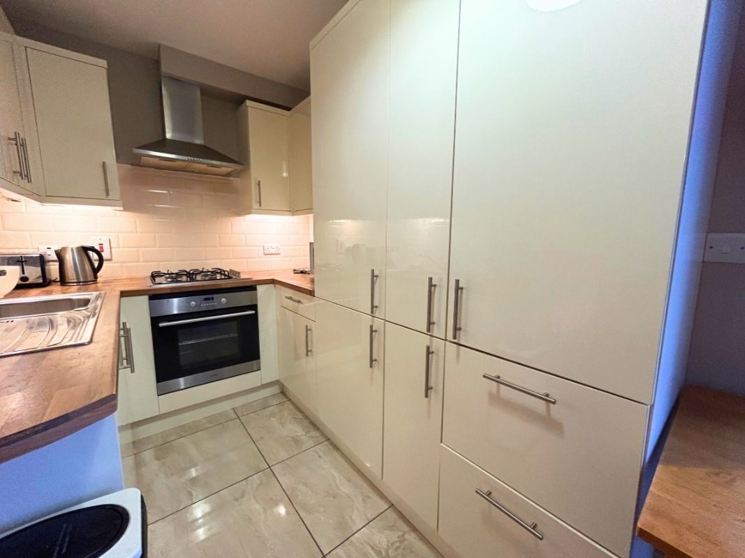 Apt 6, Ivy House, 1 Walnut Street