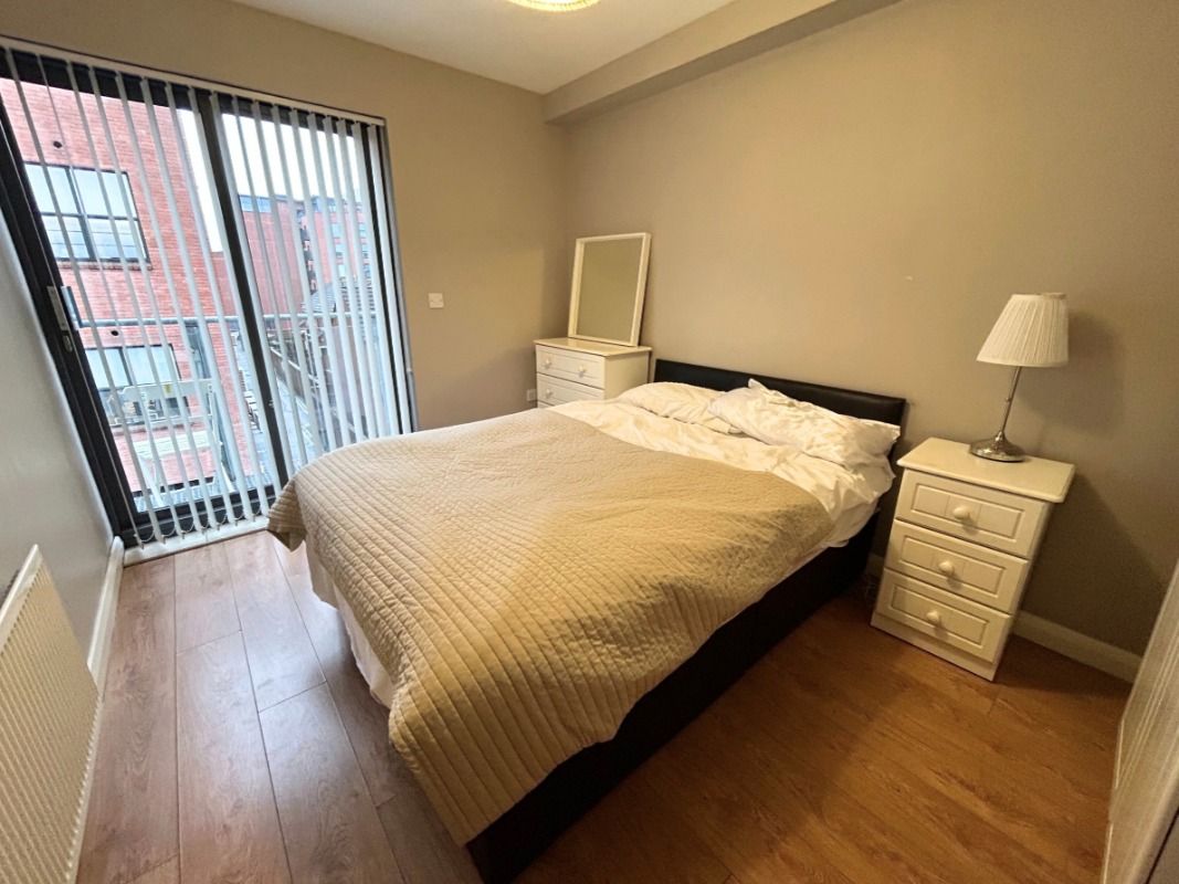 Apt 6, Ivy House, 1 Walnut Street