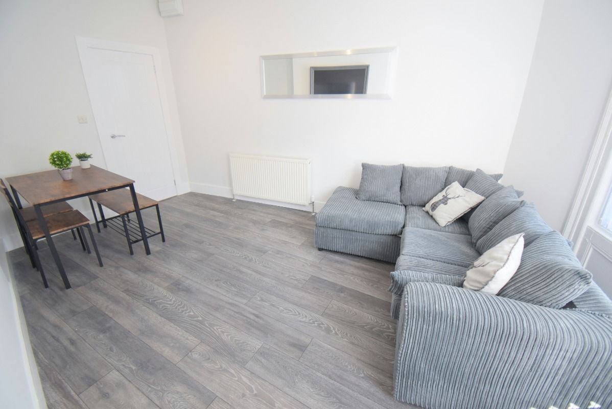 Apt 2, 38 Dufferin Avenue