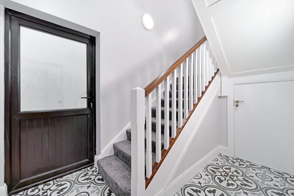 Apt 2,8 Newington Street