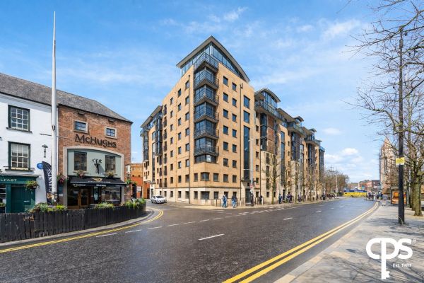 Apt 33 17 Queens Square