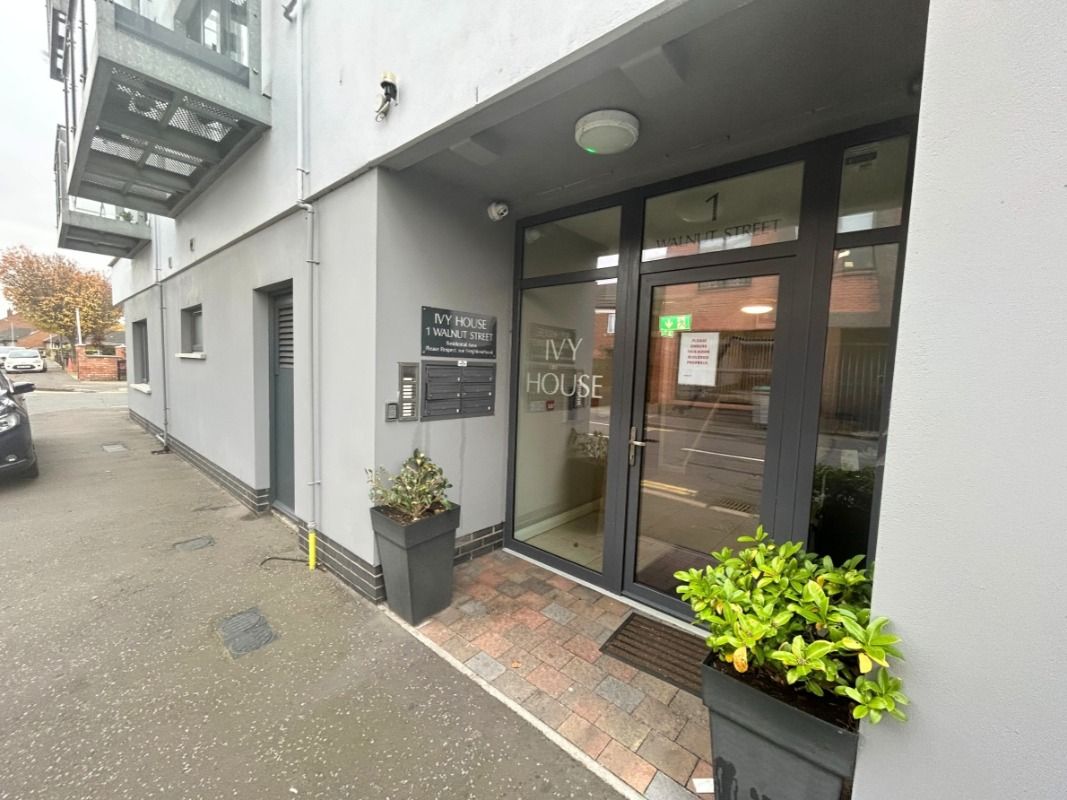 Apt 6, Ivy House, 1 Walnut Street