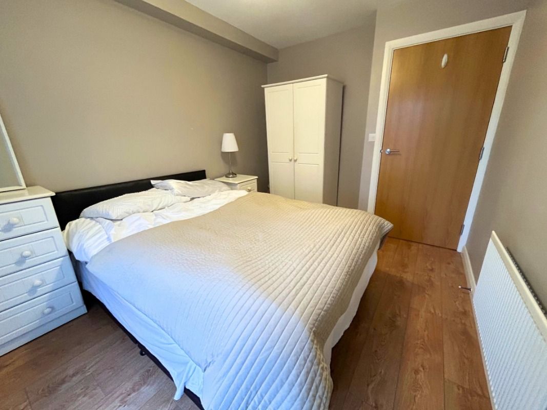 Apt 6, Ivy House, 1 Walnut Street