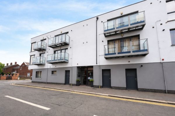 Apt 4 Ivy House, 1 Walnut Street