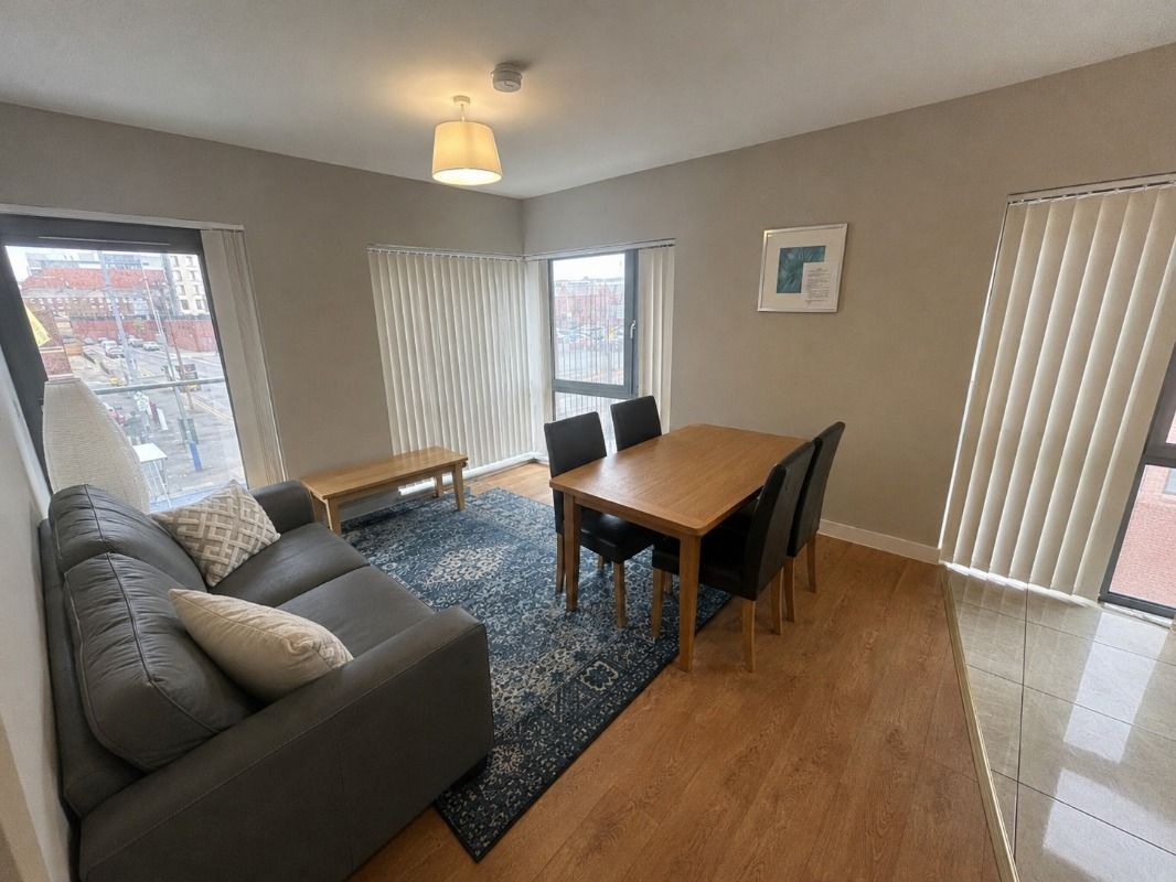 Apt 5, Ivy House, 1 Walnut Street