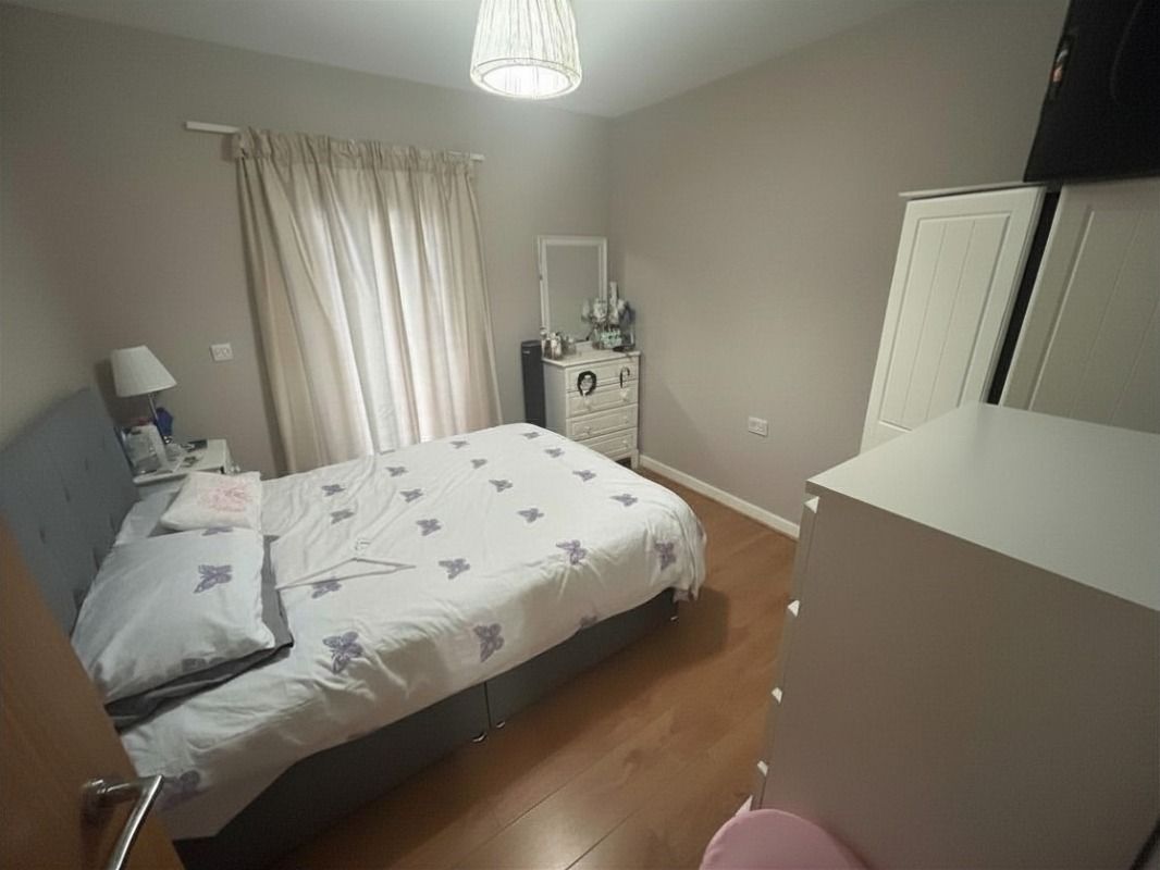 Apt 5, Ivy House, 1 Walnut Street