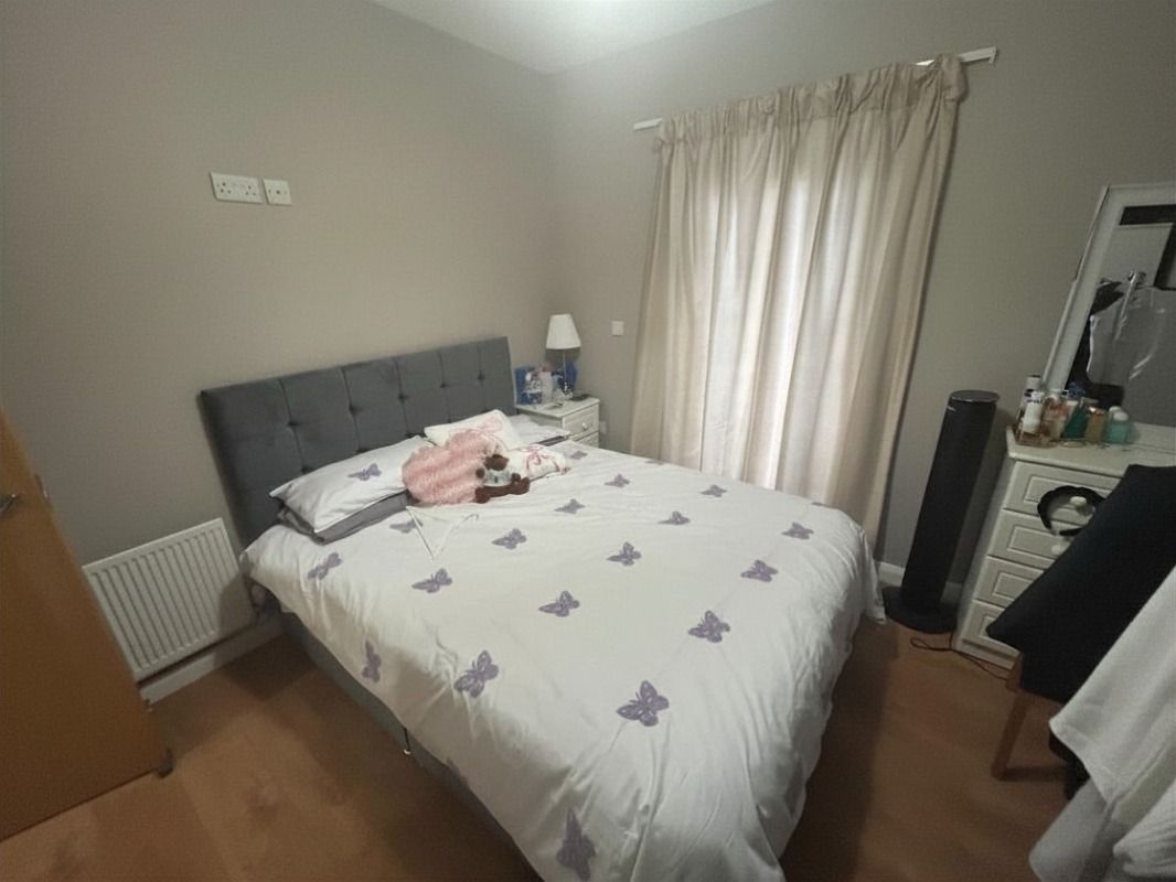 Apt 5, Ivy House, 1 Walnut Street