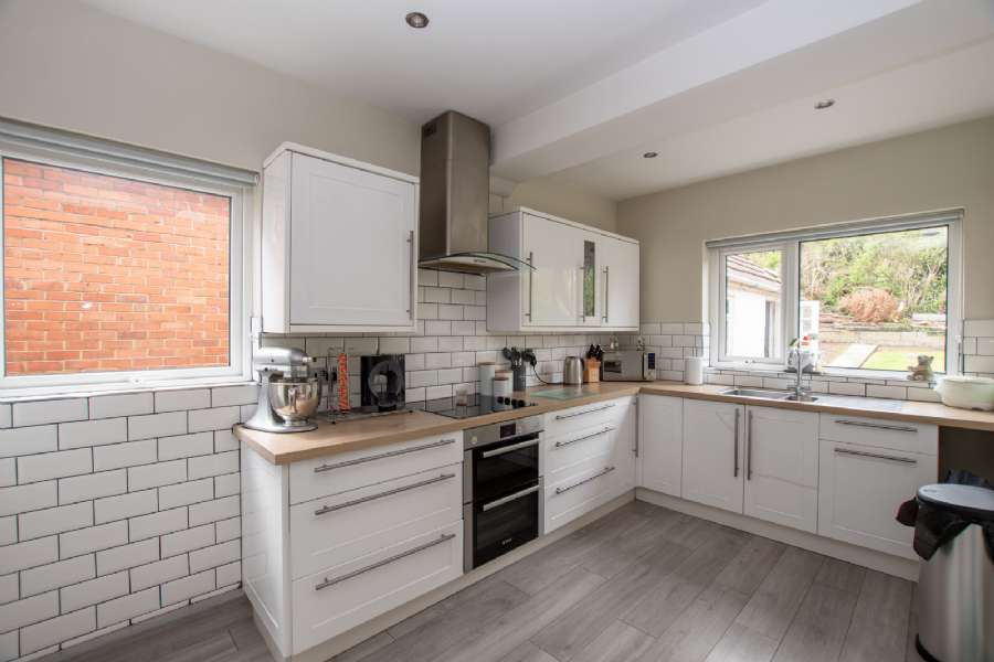 16 Thornleigh Gardens