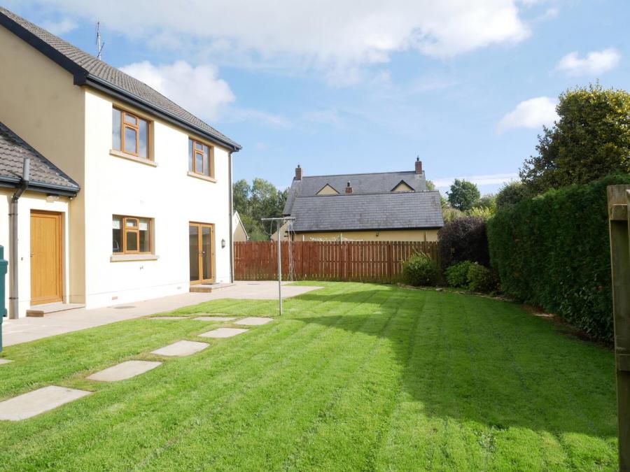 2A Drummurry Gardens