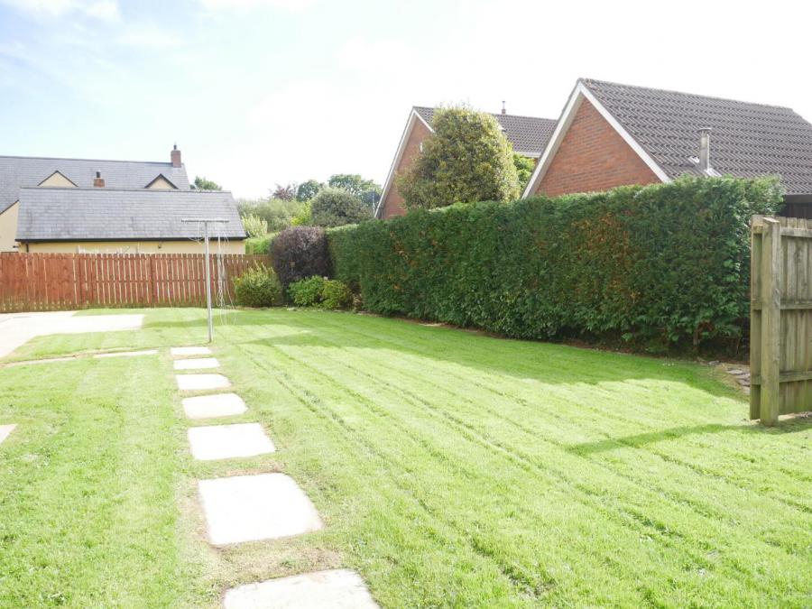 2A Drummurry Gardens