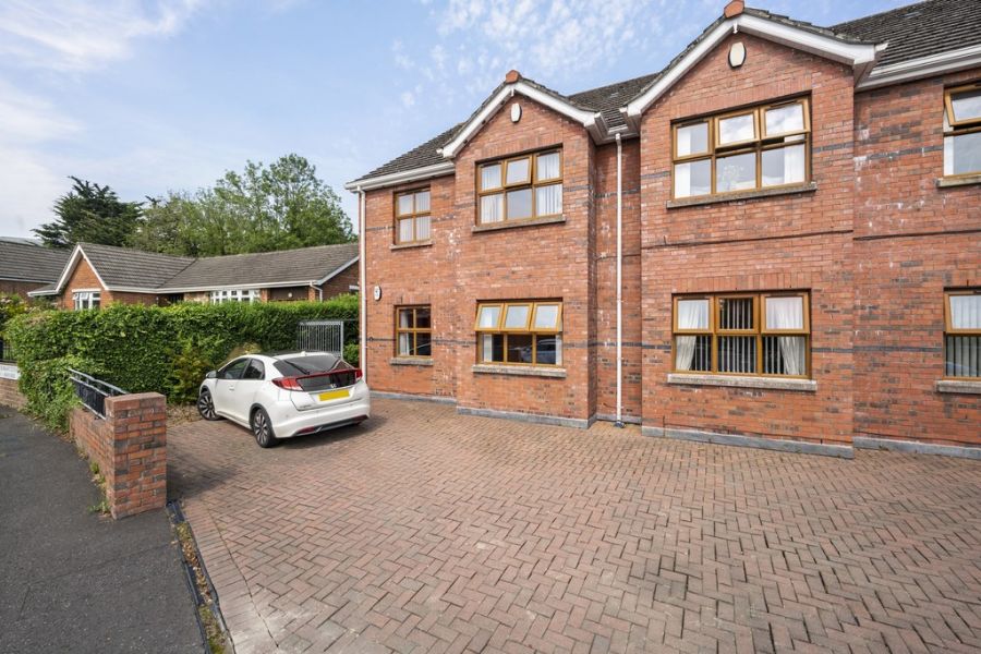 18 Rath Mor, 1A Stewartstown Avenue