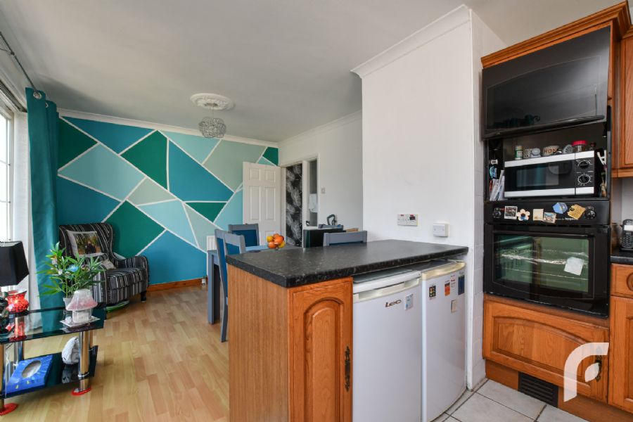 1 Lisbane Gardens