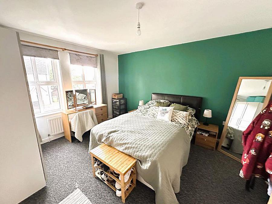 7 Strawhill Manor