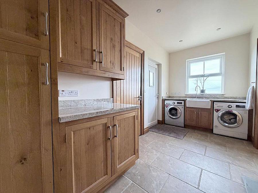 Hilltop Lodge, 44 Barrack Hill