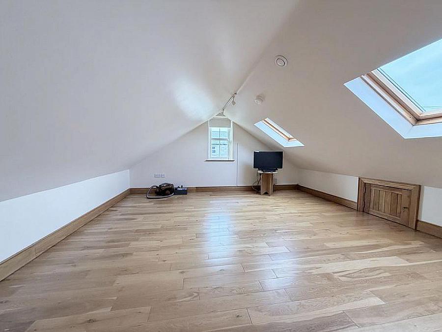 Hilltop Lodge, 44 Barrack Hill