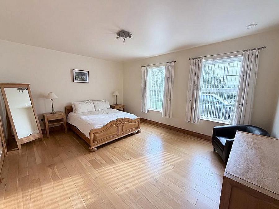 Hilltop Lodge, 44 Barrack Hill