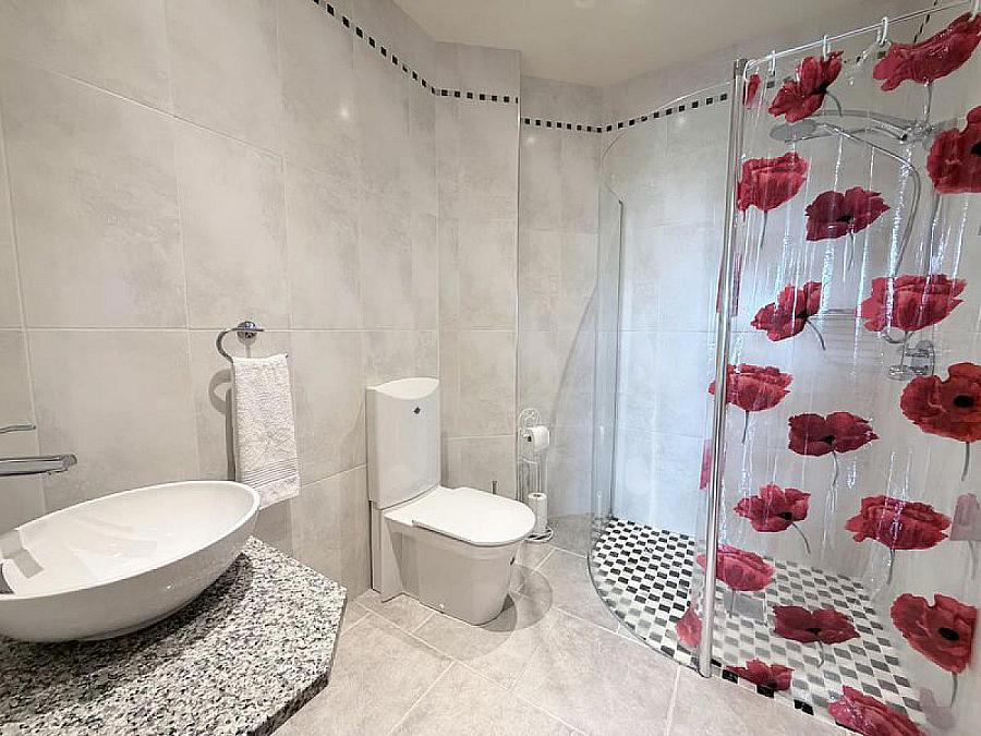 Hilltop Lodge, 44 Barrack Hill