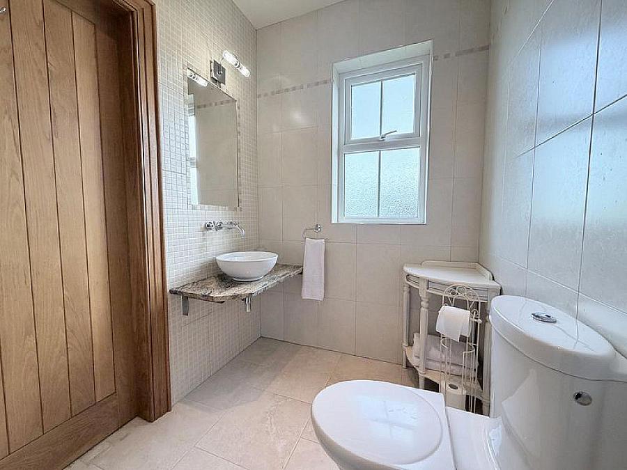 Hilltop Lodge, 44 Barrack Hill