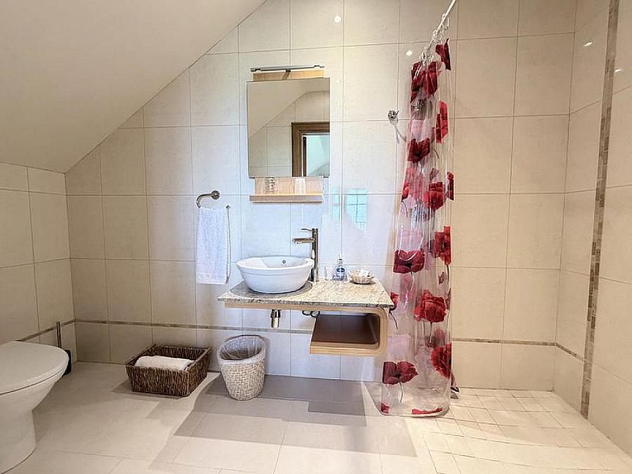 Hilltop Lodge, 44 Barrack Hill