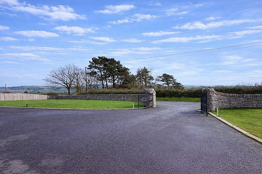 Hilltop Lodge, 44 Barrack Hill