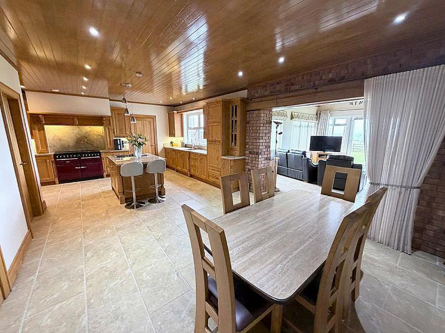 Hilltop Lodge, 44 Barrack Hill