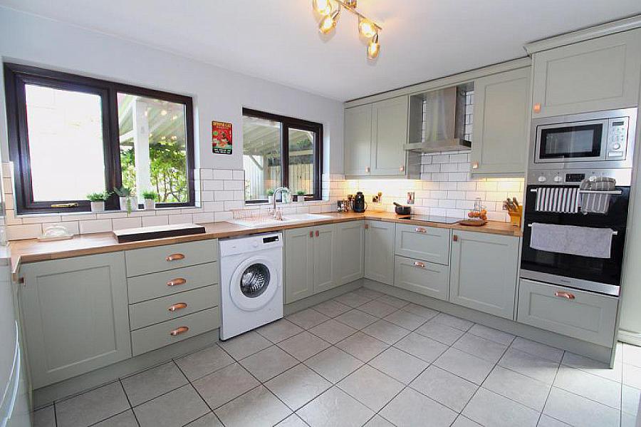 37 Kirkwoods Park