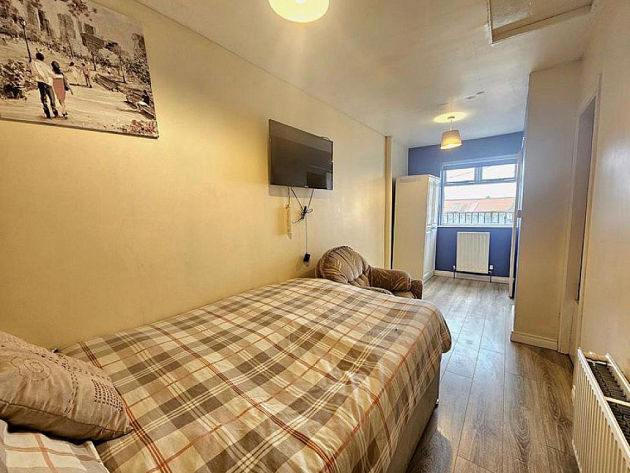 Flat 2 1A Church Square