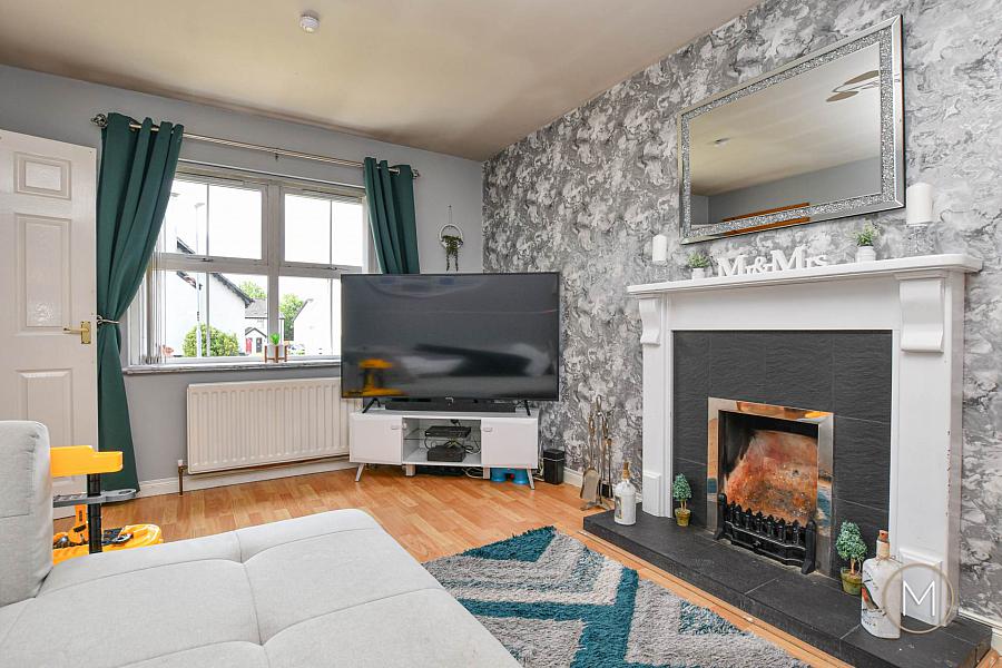 8 Greenvale Manor