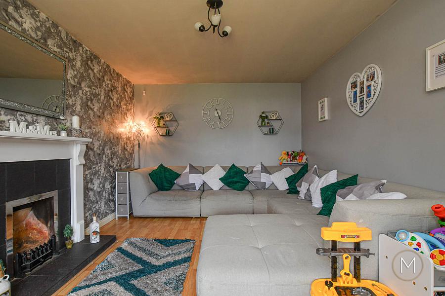 8 Greenvale Manor