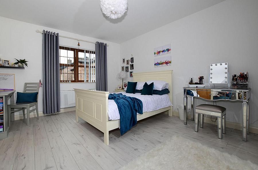 4 Riverside Meadow