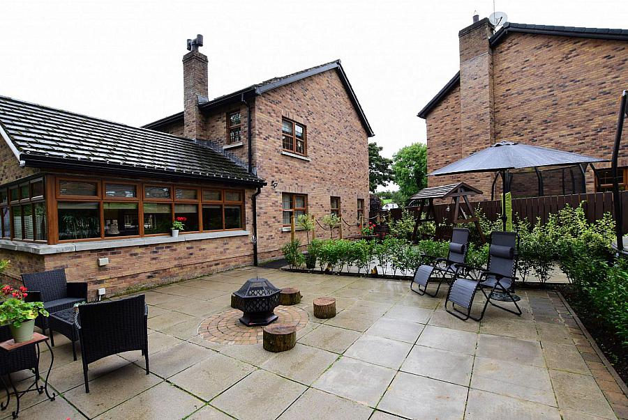 4 Riverside Meadow