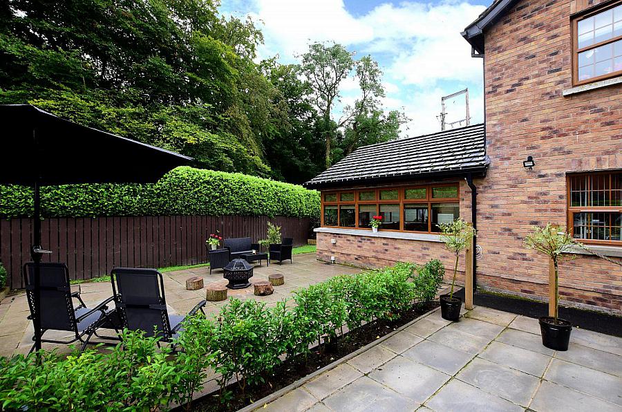 4 Riverside Meadow