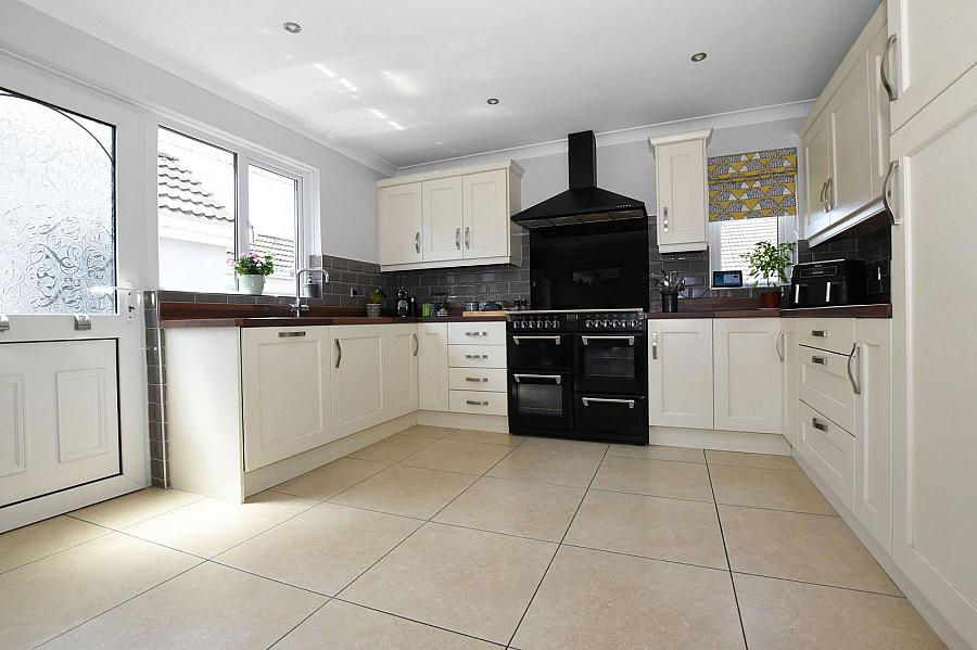 12 Stonebridge Court