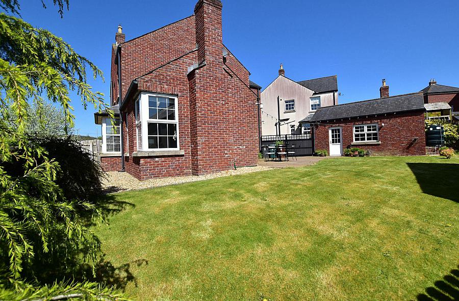 8 Lady Wallace Crescent