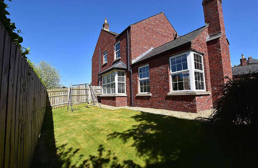 8 Lady Wallace Crescent