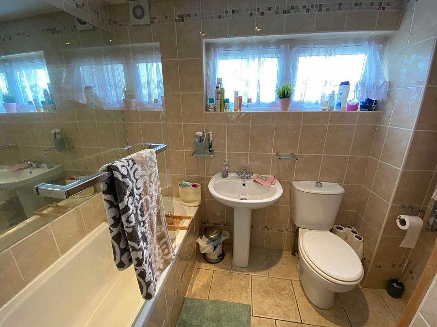14b Lesley Heights