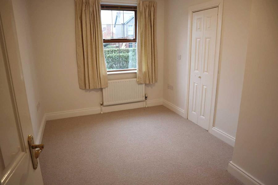 Apt       Upper Newtownards Road