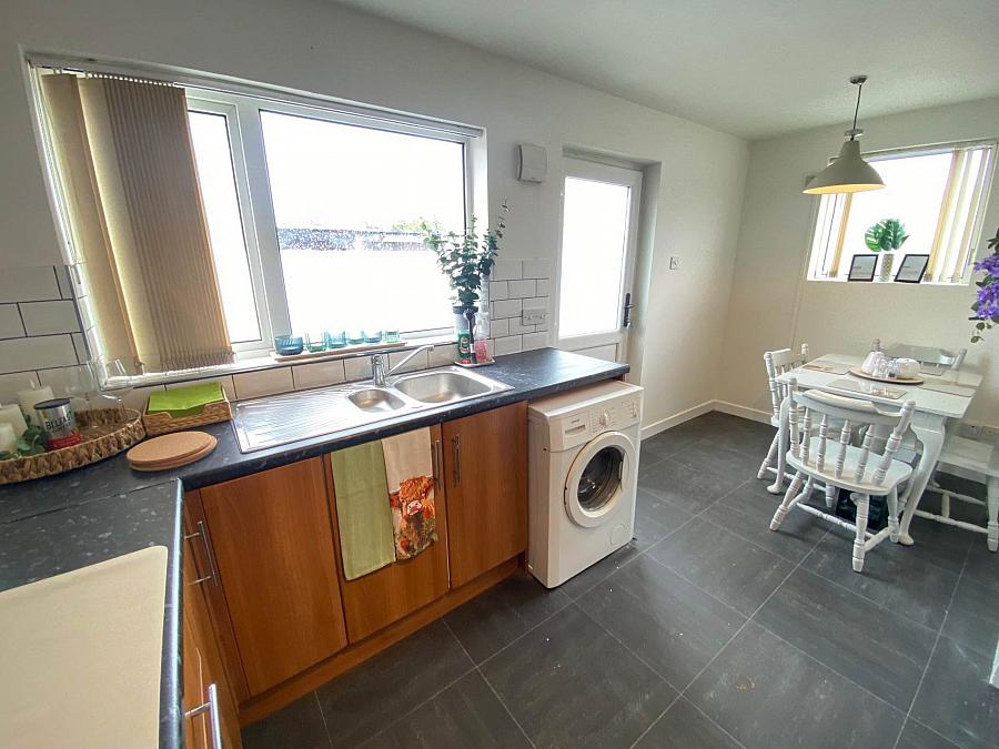Extended 3 Bed Semi & Garage Mayfair Avenue