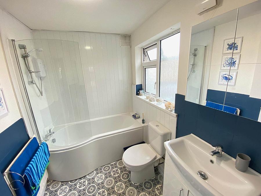 Extended 3 Bed Semi & Garage Mayfair Avenue